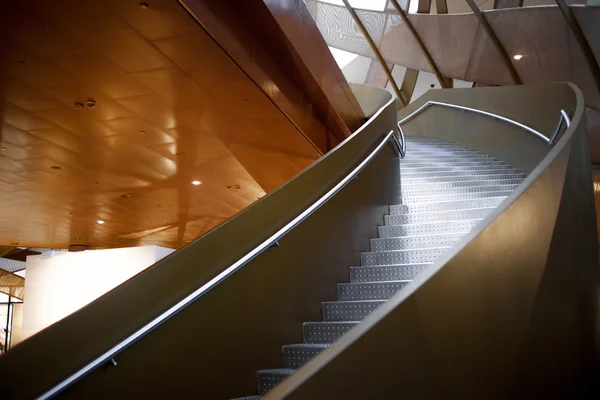 Escadas, degraus a subir. Elementos da arquitetura moderna, grande centro comercial, comunicações e elementos construtivos, design futurista — Fotografia de Stock