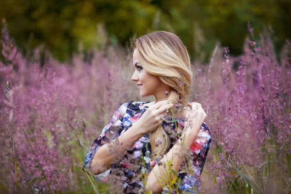 Schönheit Mädchen im Freien genießen die Natur, blonde Mädchen im Kleid auf einer Wiese — Stockfoto