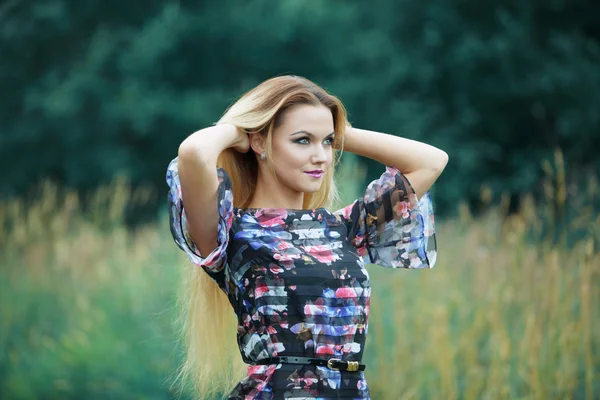Menina beleza ao ar livre desfrutando da natureza, menina loira no vestido em um prado — Fotografia de Stock