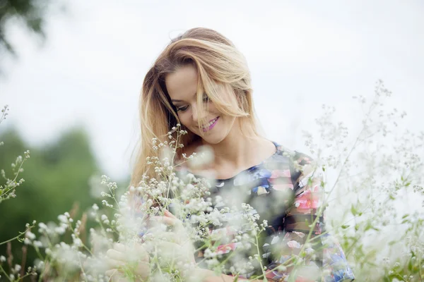 Skönhet flicka utomhus njuta av naturen, blond tjej i klänning på en äng — Stockfoto