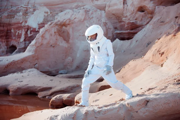 Água em Marte, astronauta futurista, imagem com o efeito de tonificação — Fotografia de Stock