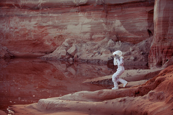 Вода на Марсе, футуристический астронавт, изображение с эффектом тонизации
