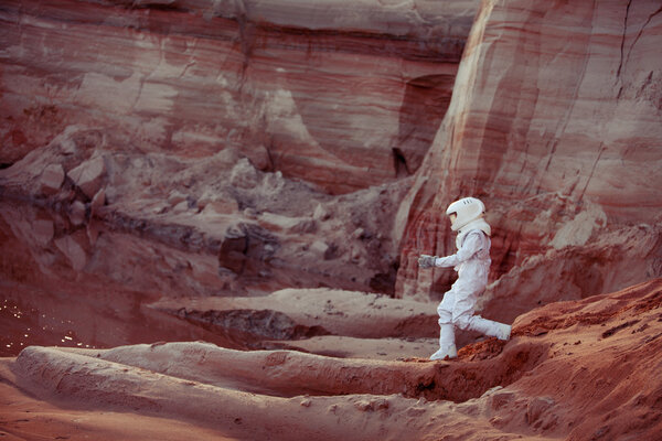 Вода на Марсе, футуристический астронавт, изображение с эффектом тонизации

