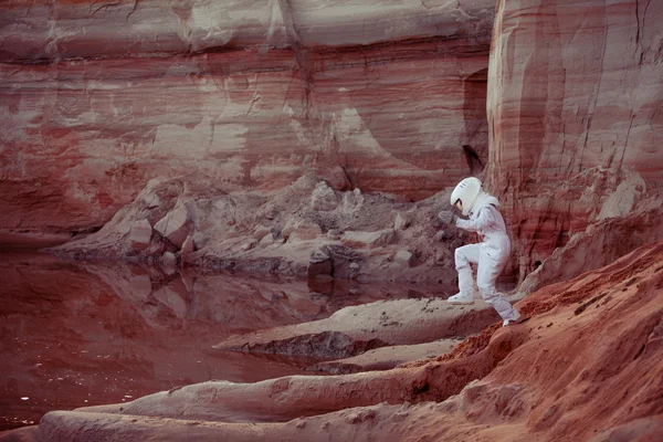 Water op Mars, futuristische astronaut, afbeelding met het effect van toning — Stockfoto