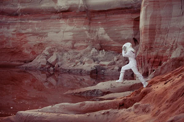 Água em Marte, astronauta futurista, imagem com o efeito de tonificação — Fotografia de Stock