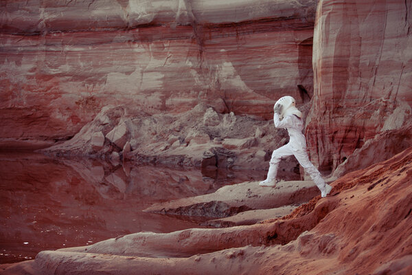 Вода на Марсе, футуристический астронавт, изображение с эффектом тонизации

