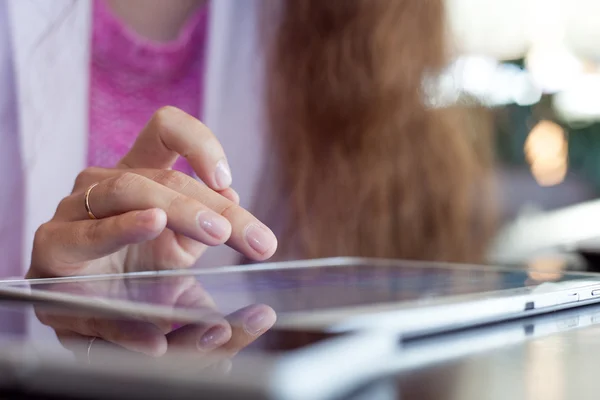 Menina trabalha no tablet digital, uma pequena profundidade de campo, foco suave — Fotografia de Stock