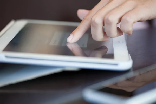 Touch screen, närbild, litet skärpedjup, mjukt fokus — Stockfoto