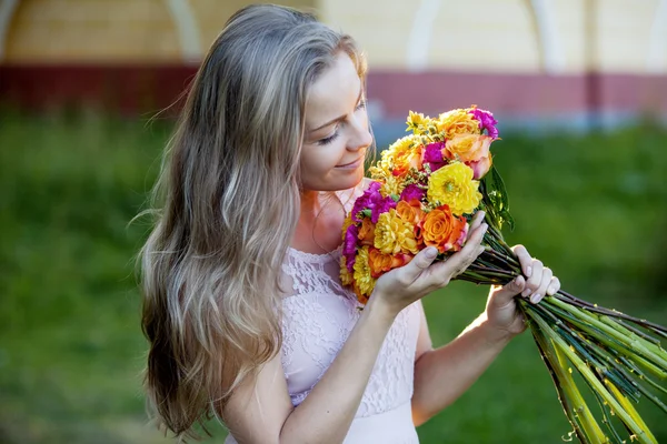 Młoda kobieta piękny jasny bukiet, pachnące kwiaty dziewczyna — Zdjęcie stockowe
