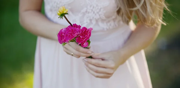 Jonge mooie vrouw bloemist. Het meisje in het Park trekt een boeket. Buiten — Stockfoto