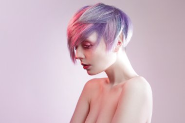 pembe gözleri ve saç, bir bebek gibi genç kız