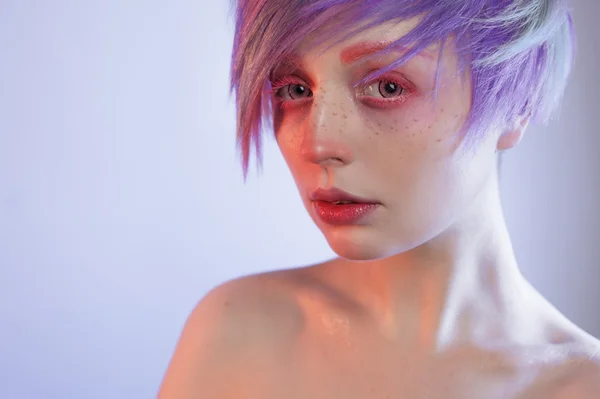 Jovem com olhos e cabelos cor de rosa, como uma boneca — Fotografia de Stock