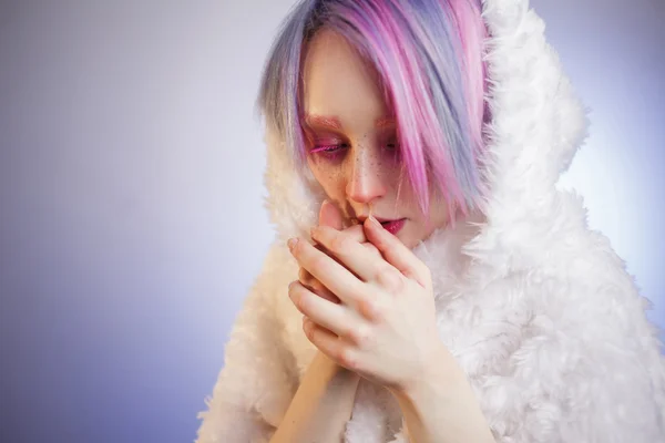 Unusual girl with pink hair, feel cold and kuteesa in fur coat — Stock Photo, Image