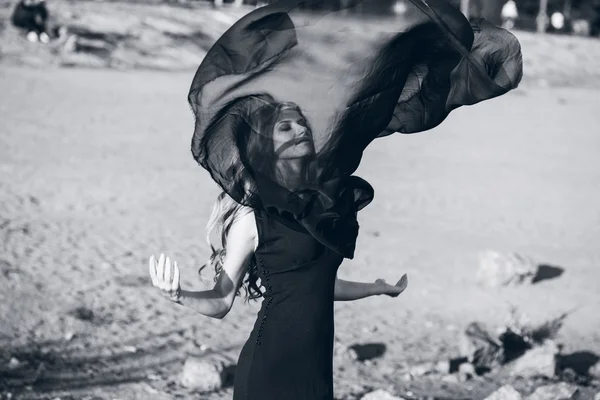 Jeune belle fille portrait avec l'effet de tonifiant noir et blanc — Photo