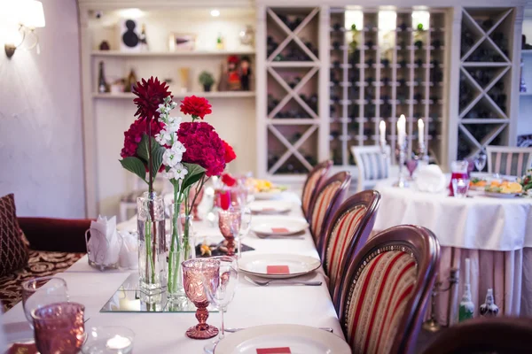 Restoranın içinde, Burgundy tonlarında dekore edilmiş büyük bir masa hazırlandı. — Stok fotoğraf
