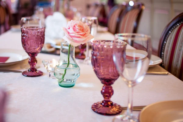 Interior do restaurante, grande mesa colocada para banquete, decorado em tons de Borgonha — Fotografia de Stock
