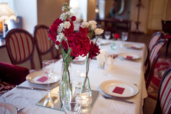 Interior do restaurante, grande mesa colocada para banquete, decorado em tons de Borgonha — Fotografia de Stock