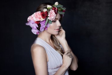 çelenk çiçek, genç güzel kadın siyah arka plan. Profil