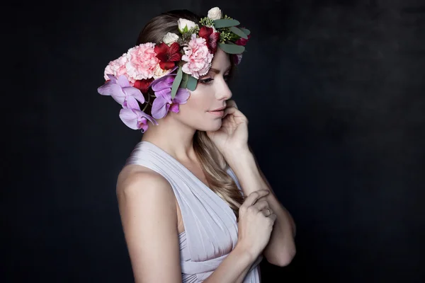 Junge schöne Frau im Blumenkranz, schwarzer Hintergrund. Profil — Stockfoto