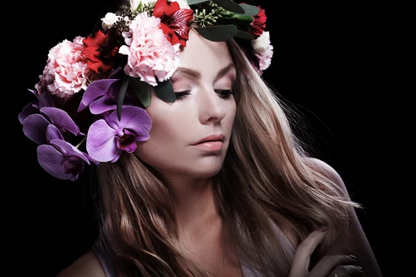 Retrato joven hermosa mujer en corona de flores, fondo negro — Foto de Stock