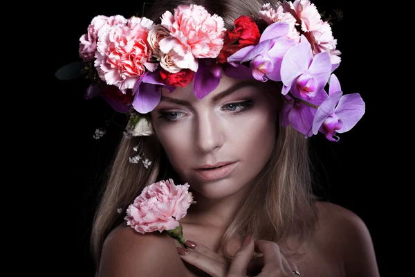 Portrait  young beautiful woman in wreath of flowers, black background — Stock Photo, Image