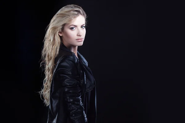 Vacker och elegant ung blond tjej, svart bakgrund — Stockfoto