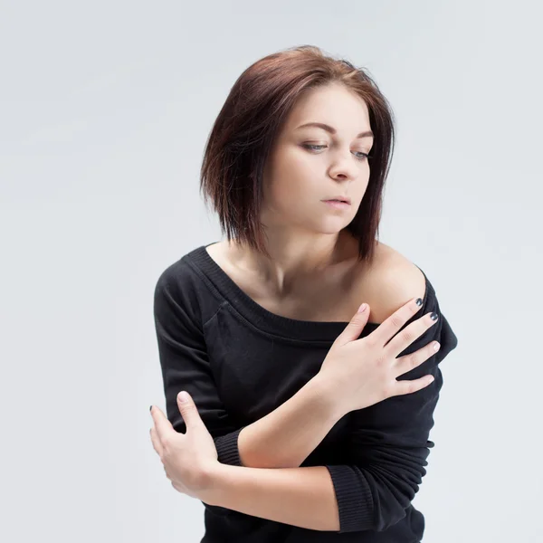 Gros portrait de fille triste couvrant le visage avec les mains — Photo