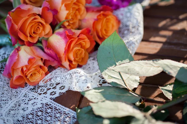 Fiori e strumenti sul tavolo, fiorista sul posto di lavoro, still life vista dall'alto — Foto Stock