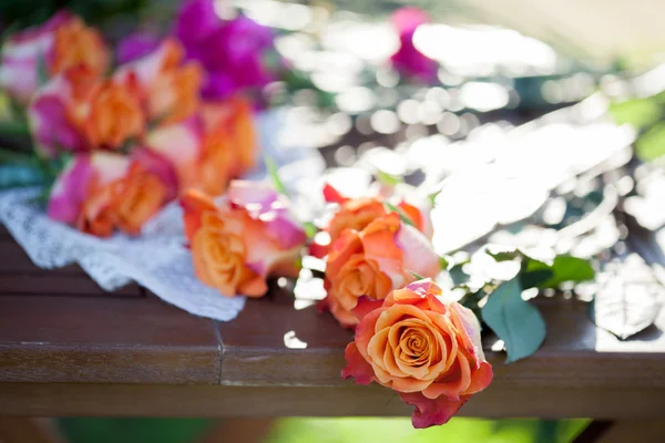 Bloemen en hulpprogramma's op de tabel, bloemist werkplek, nog steeds leven bovenaanzicht — Stockfoto