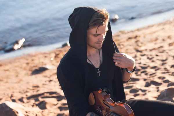 Violinista tocando un violín, joven toca en el fondo del mar — Foto de Stock