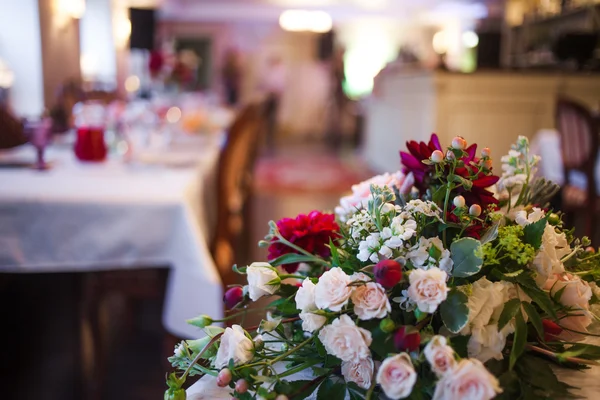 Interior do restaurante, grande mesa colocada para banquete, decorado em tons de Borgonha — Fotografia de Stock