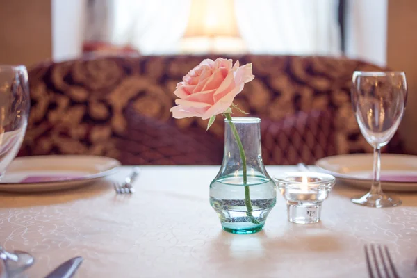 Interieur van het restaurant, grote tafel gedekt voor banket, ingericht in Bourgogne tinten — Stockfoto