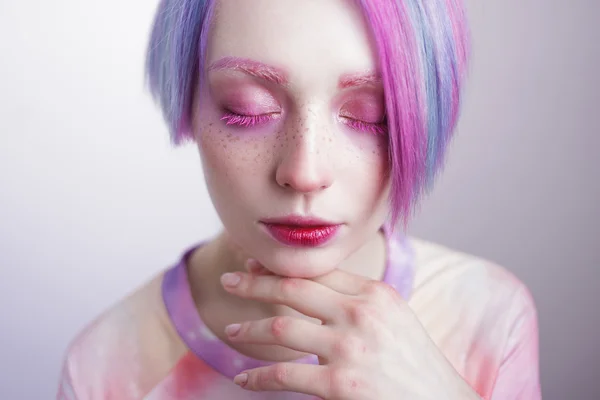 Jovem com olhos e cabelos cor de rosa, como uma boneca — Fotografia de Stock
