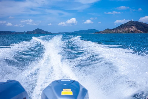 Corriente de agua tras lancha. Paisaje de verano, un cálido día soleado en las islas de Asia — Foto de Stock