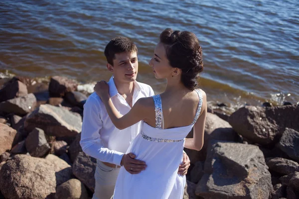 Just married happy couple on a rocky beach — Stock Photo, Image