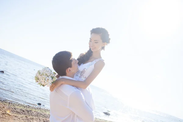 Просто одружився щаслива пара на піщаному пляжі — стокове фото