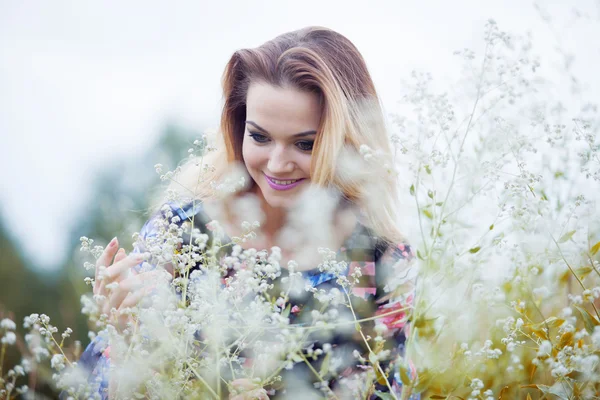 Piękna dziewczyna z przyrodą, blond dziewczyna w sukience na łące — Zdjęcie stockowe