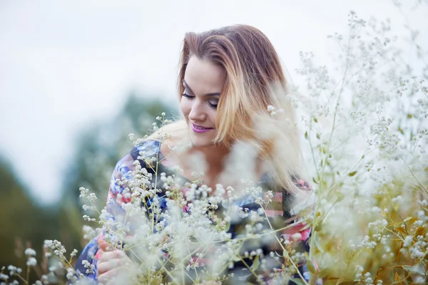 Beauté fille profiter de la nature, fille blonde en robe sur une prairie — Photo