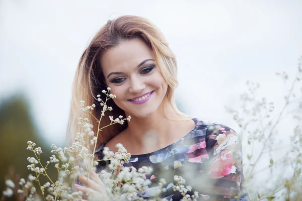 Schönheitsmädchen genießt die Natur, blondes Mädchen im Kleid auf einer Wiese — Stockfoto