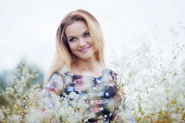 Bellezza ragazza godendo la natura, ragazza bionda in abito su un prato — Foto Stock