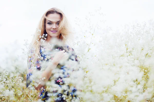 Belleza Chica disfrutando de la naturaleza, chica rubia en vestido en un prado —  Fotos de Stock