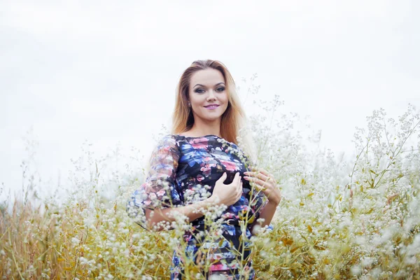 Beauté fille profiter de la nature, fille blonde en robe sur une prairie — Photo