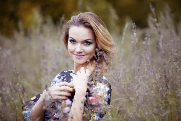 Schönheit Mädchen im Freien genießen die Natur, schönes Mädchen in Blumenfeld, Zöpfe geflochten — Stockfoto