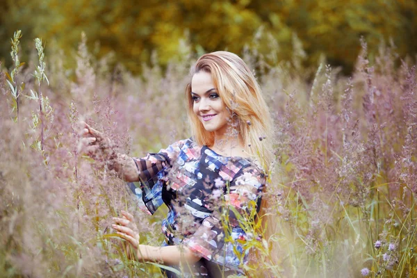 Belleza Chica Al aire libre disfrutando de la naturaleza, hermosa chica en el campo de flores —  Fotos de Stock