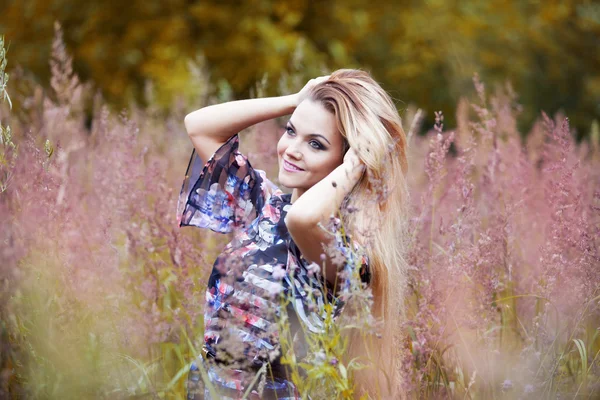 Piękna dziewczyna na zewnątrz z przyrodą, piękna dziewczyna kwiat pole — Zdjęcie stockowe