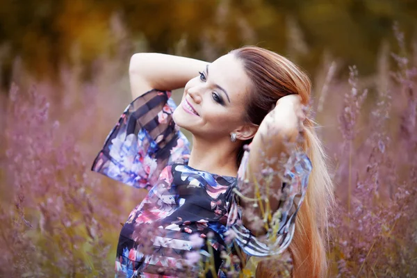 Beauty Girl Outdoors enjoying nature, beautiful girl in flower field — Stock Photo, Image