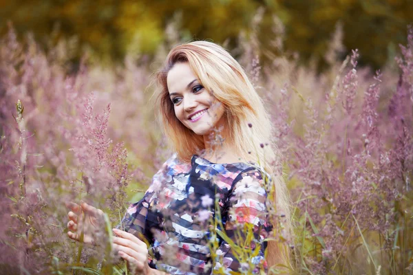 Bellezza ragazza all'aperto godendo la natura, bella ragazza nel campo di fiori — Foto Stock