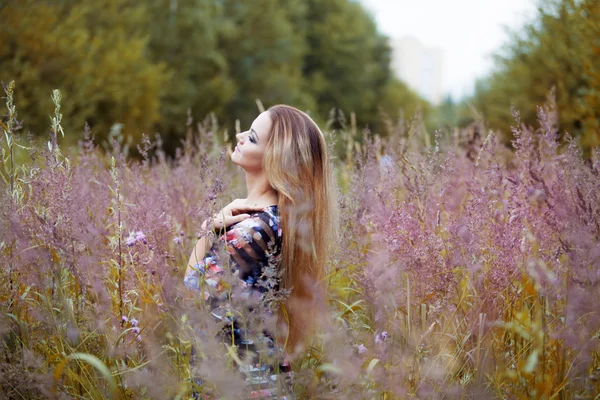 Beauté fille En plein air profiter de la nature, belle fille dans le champ de fleurs — Photo