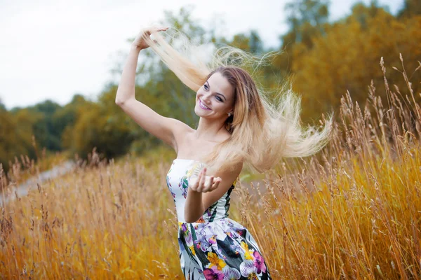 Schöne Frauen im Strohhut allein mit der Natur, Freiheitsbegriff. — Stockfoto