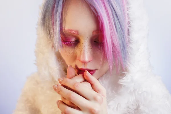 Chica inusual con el pelo rosa, sentir frío en abrigo de piel —  Fotos de Stock